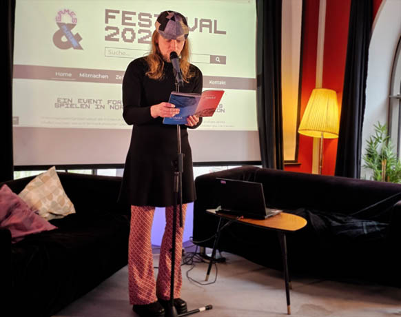 Lesung aus VENUS–MARS beim Games&Festival, ©Games&Festival {Schloyer liest auf Games&Festival 2025 in Fürth}