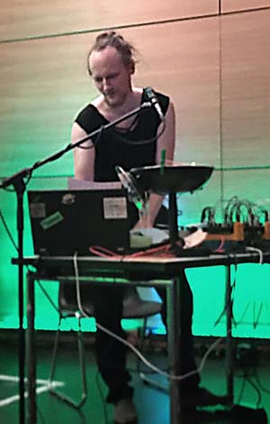 Sound-Performance zur Eröffnung der texttage {Schloyer bespielt die texttage 2024 mit Klangkunst}